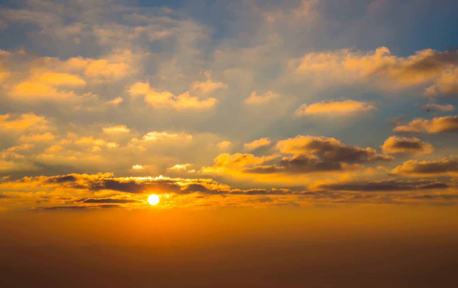 Sol y nubes en el horizonte