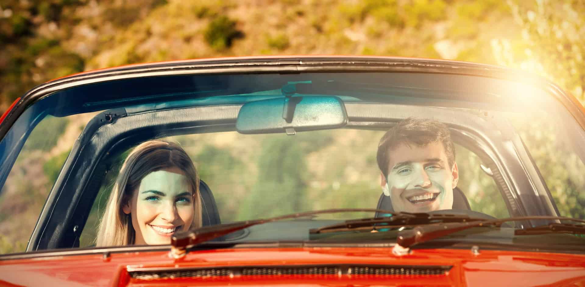 Retrato Pareja Sonriente Cabriolet Rojo Dia Soleado 1