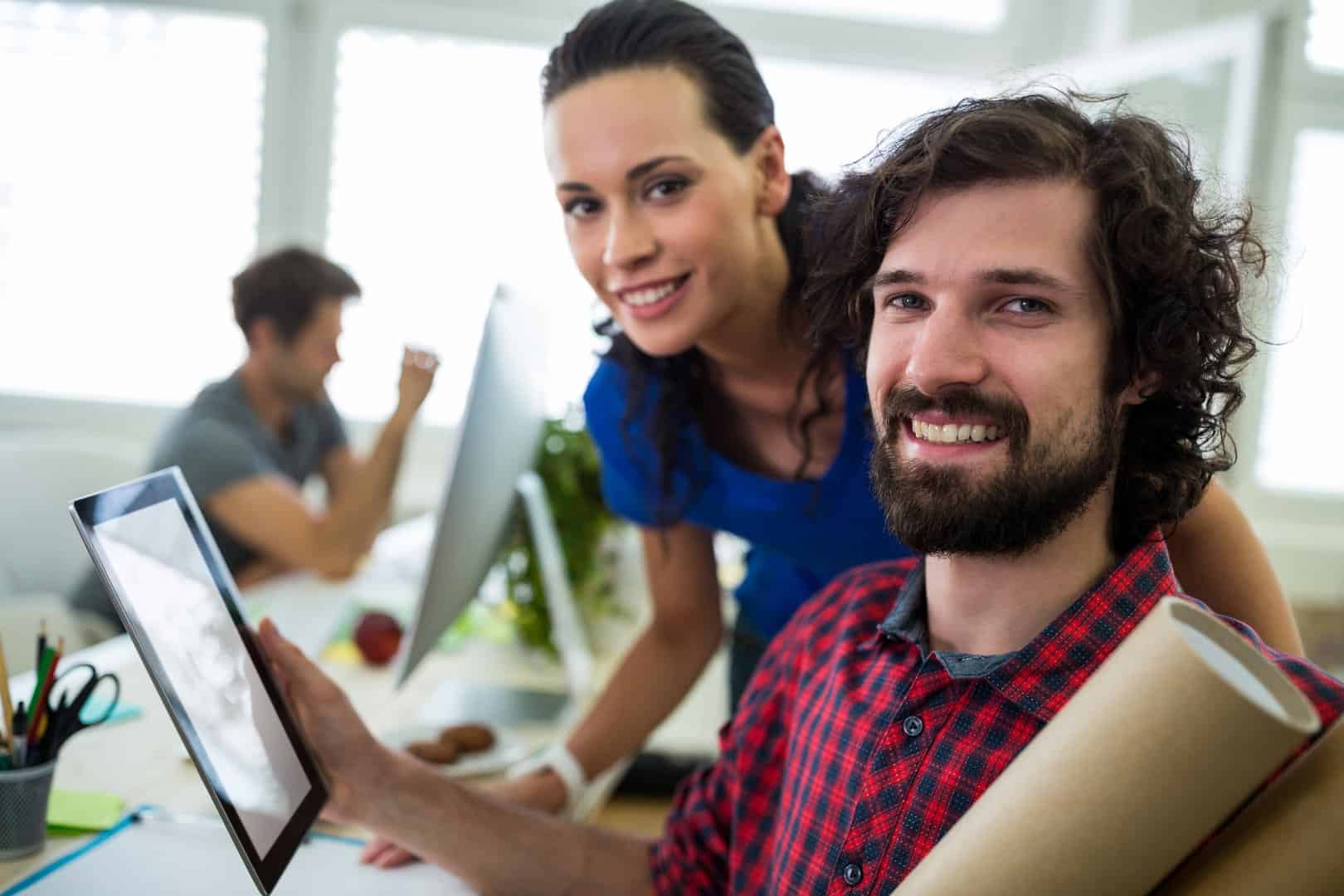 Disenadores Graficos Masculinos Femeninos Que Usa Tableta Digital (1)