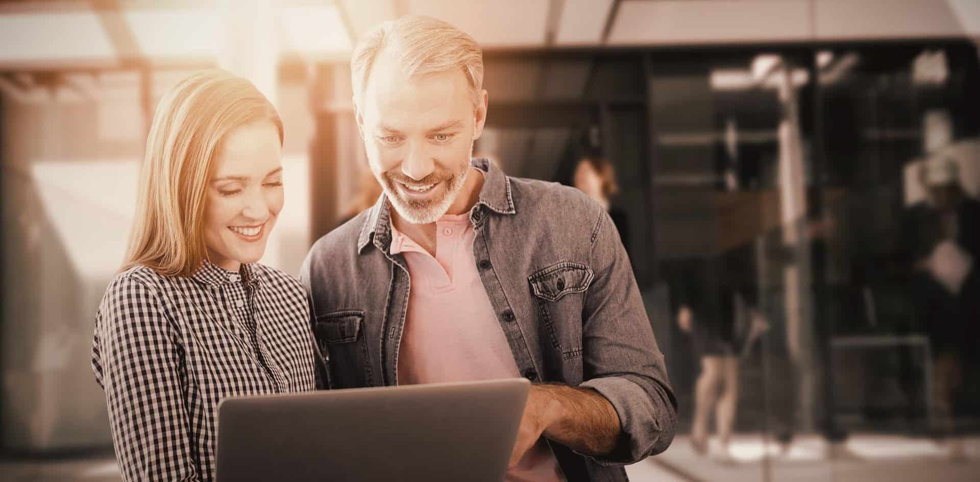 Gente Negocios Sonriente Usando Laptop en su empresa