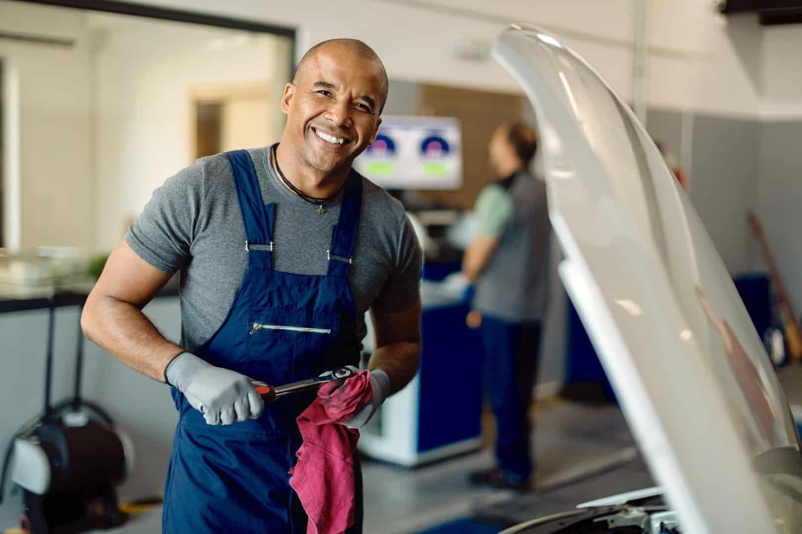 Mecanico Automoviles Feliz Trabajando Taller Automoviles Mirando Camara