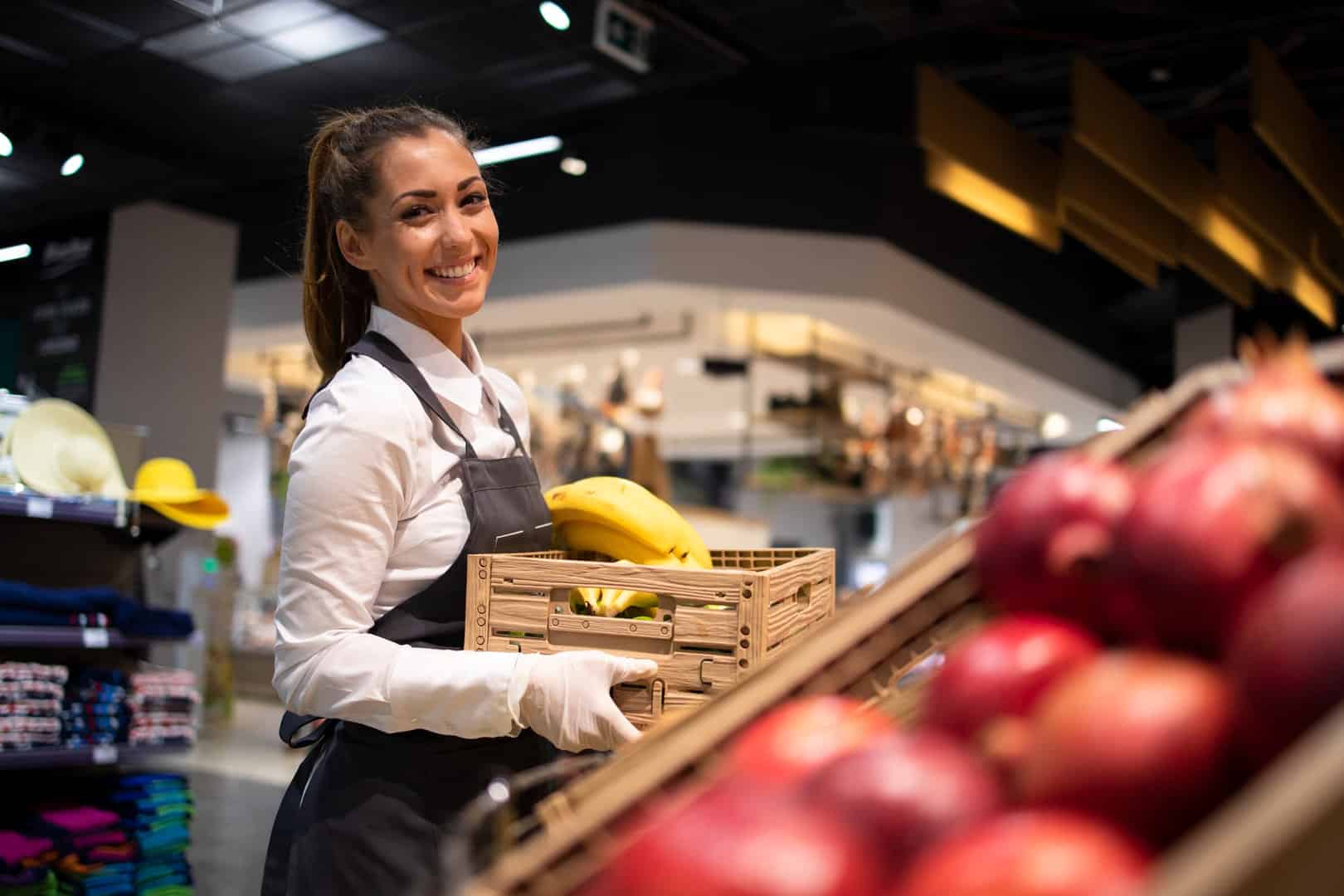 Trabajador Supermercado Suministrando Alimentos Al Departamento Frutas